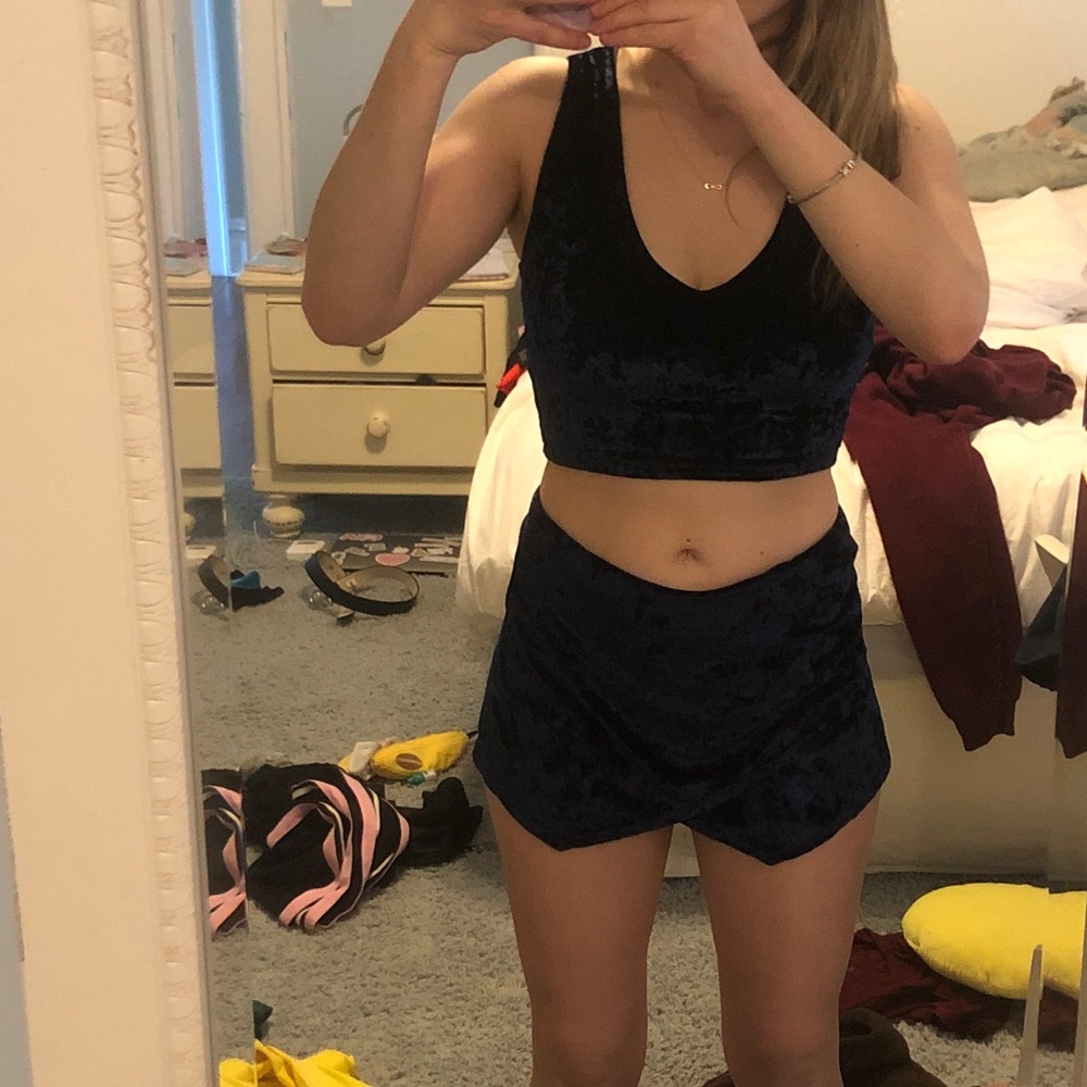 Two piece - Picture 4 of 4